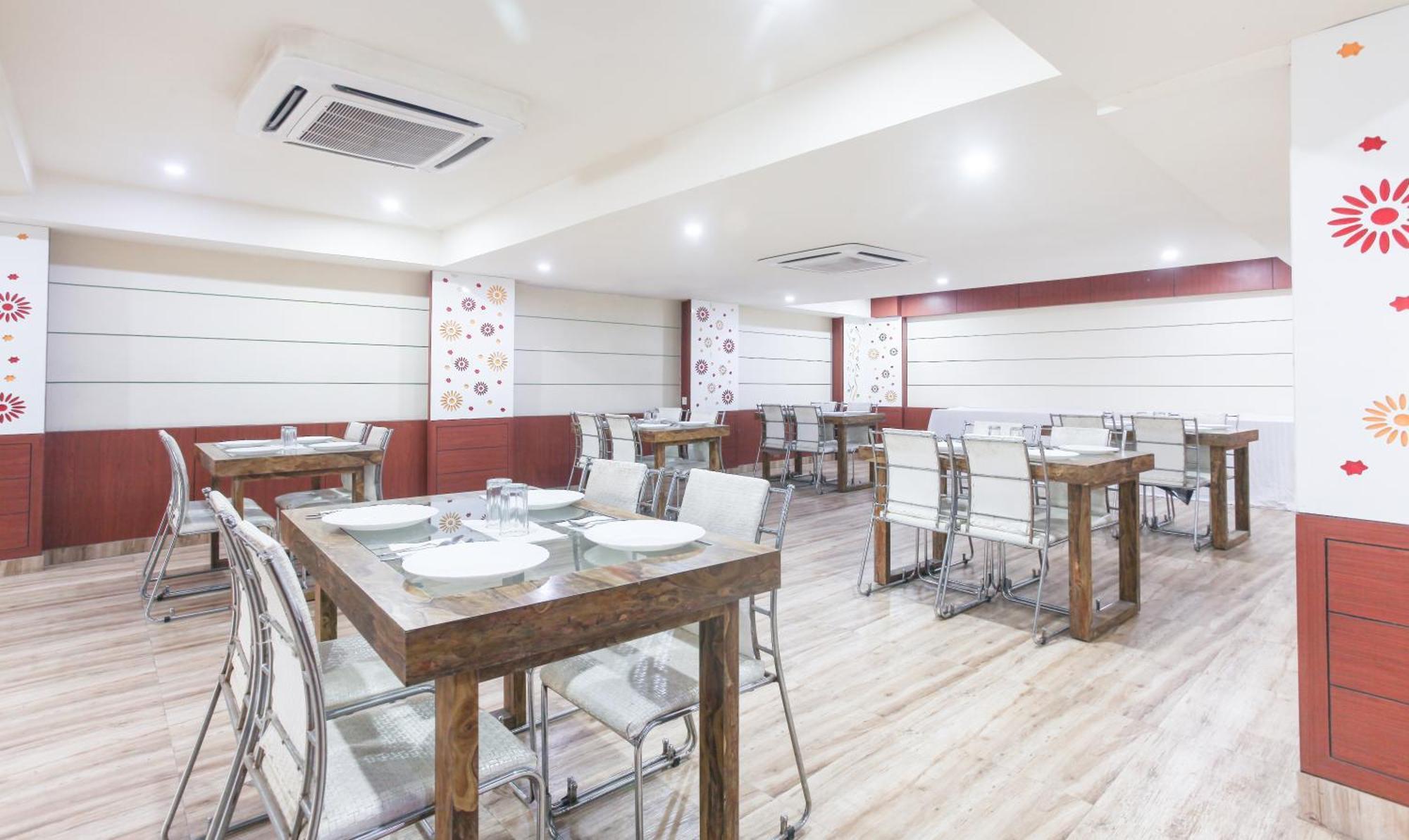 Hotel Janki International 3 Km From Kashi Vishwanath Temple Free Pickup From Railway Station Варанасі Екстер'єр фото