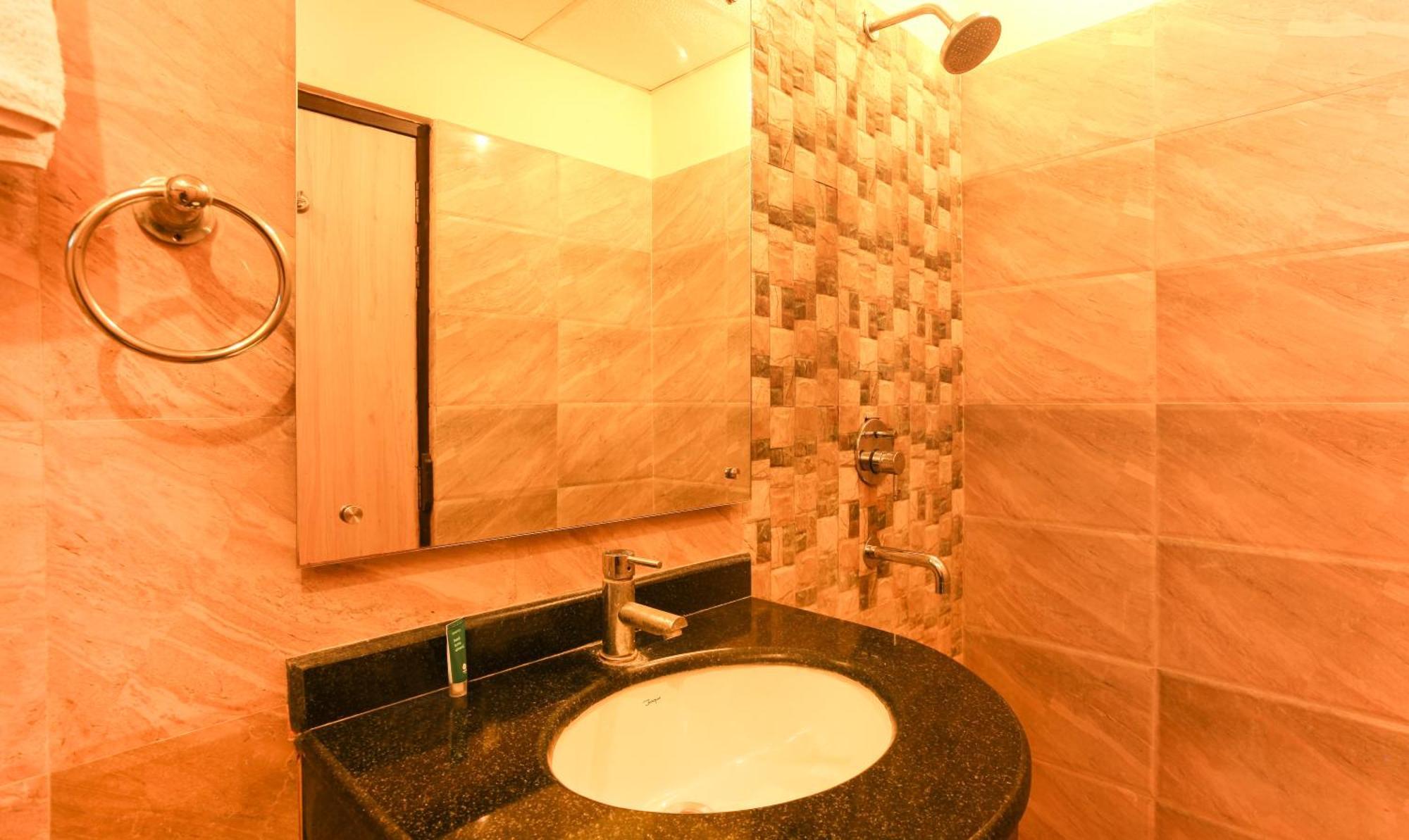 Hotel Janki International 3 Km From Kashi Vishwanath Temple Free Pickup From Railway Station Варанасі Екстер'єр фото