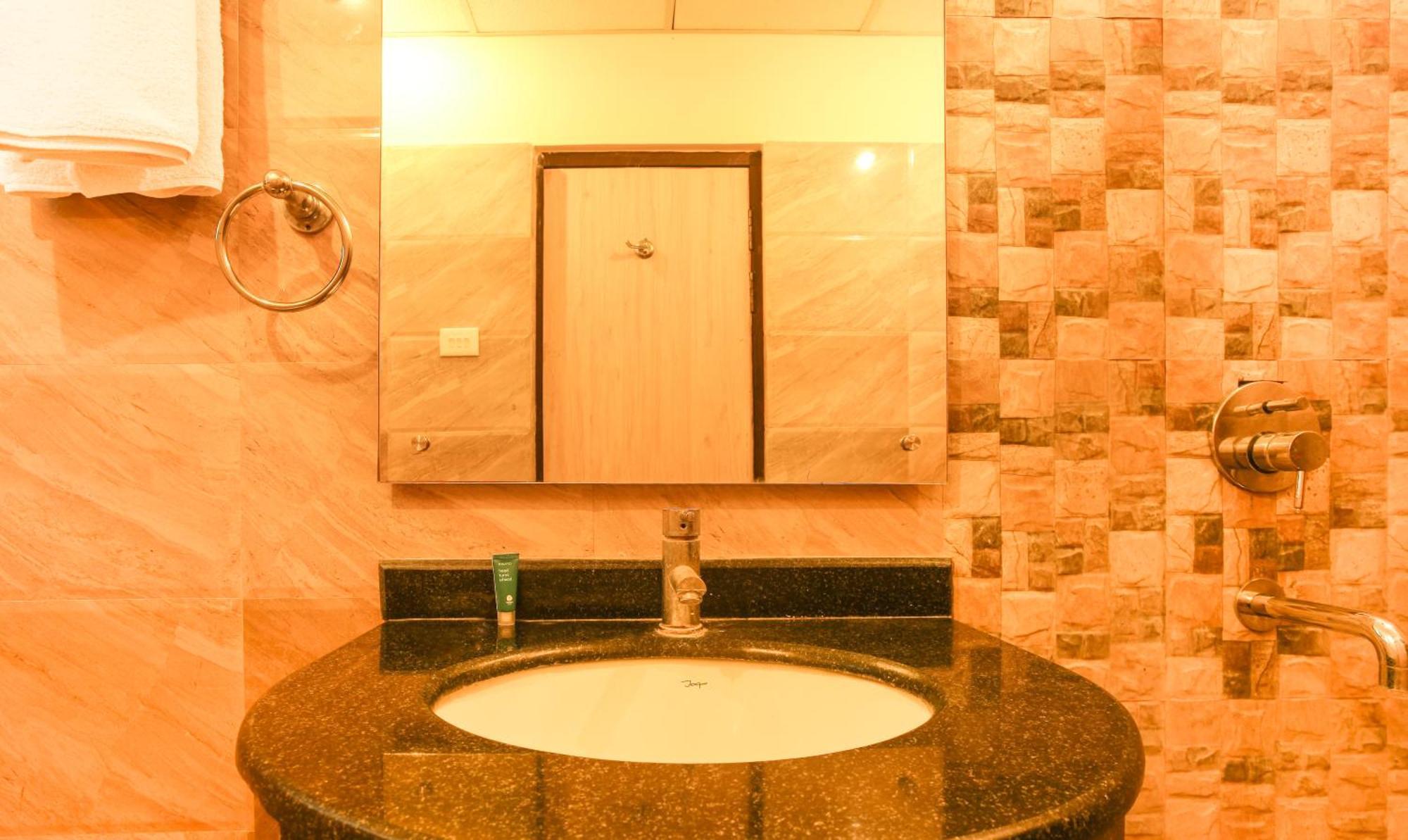 Hotel Janki International 3 Km From Kashi Vishwanath Temple Free Pickup From Railway Station Варанасі Екстер'єр фото