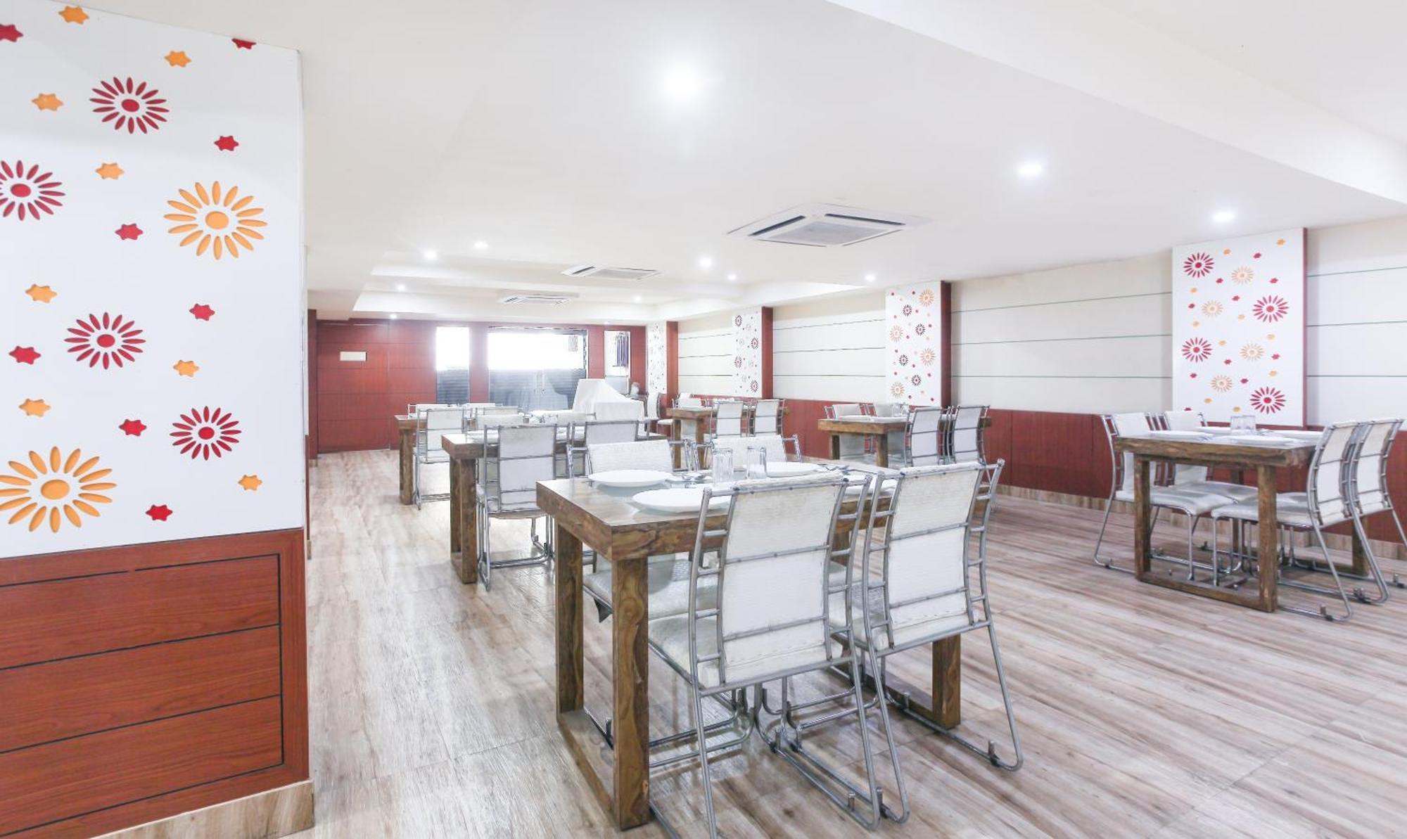 Hotel Janki International 3 Km From Kashi Vishwanath Temple Free Pickup From Railway Station Варанасі Екстер'єр фото