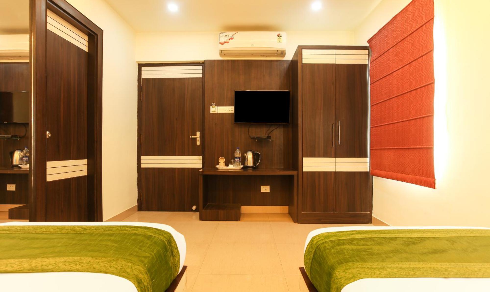 Hotel Janki International 3 Km From Kashi Vishwanath Temple Free Pickup From Railway Station Варанасі Екстер'єр фото