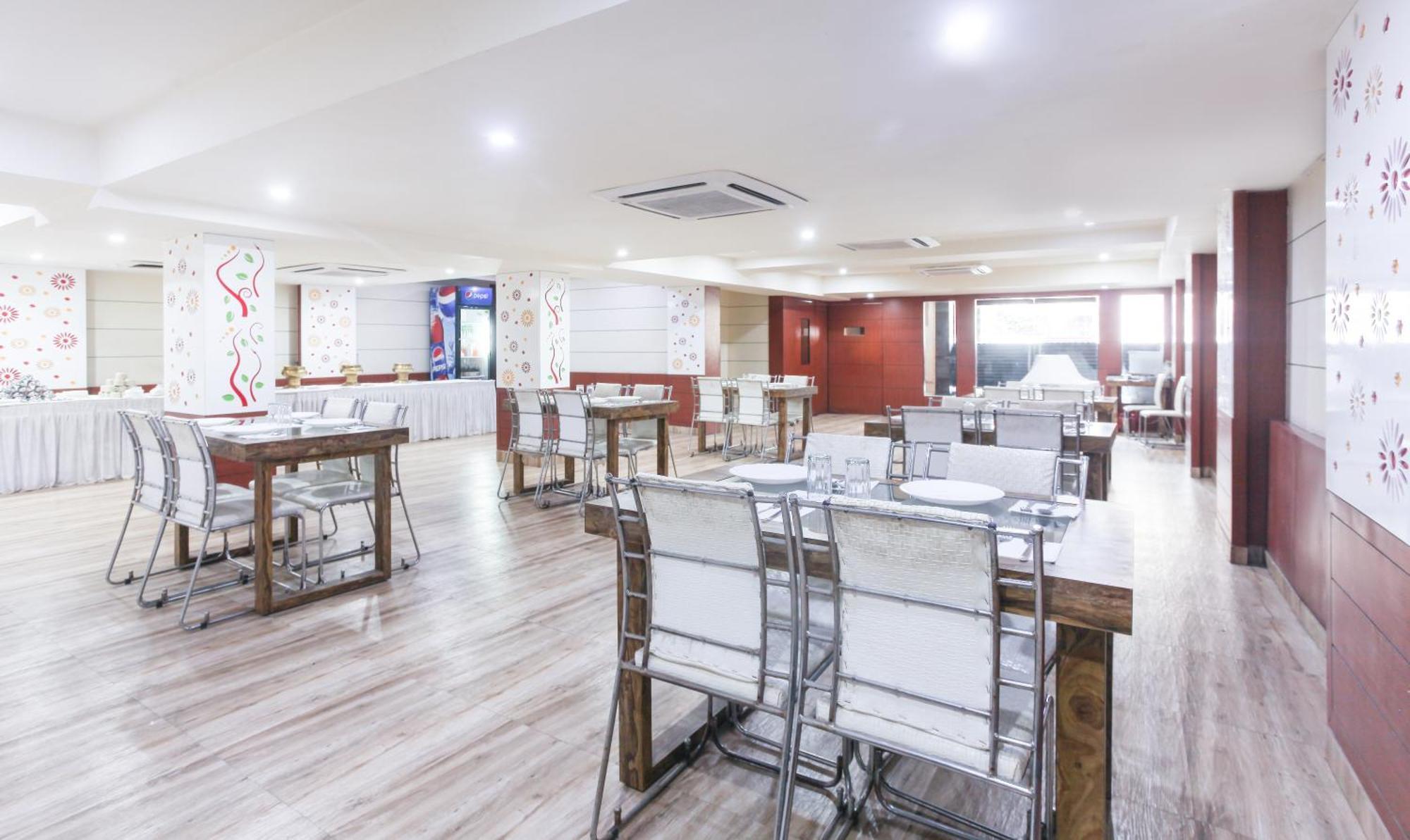 Hotel Janki International 3 Km From Kashi Vishwanath Temple Free Pickup From Railway Station Варанасі Екстер'єр фото