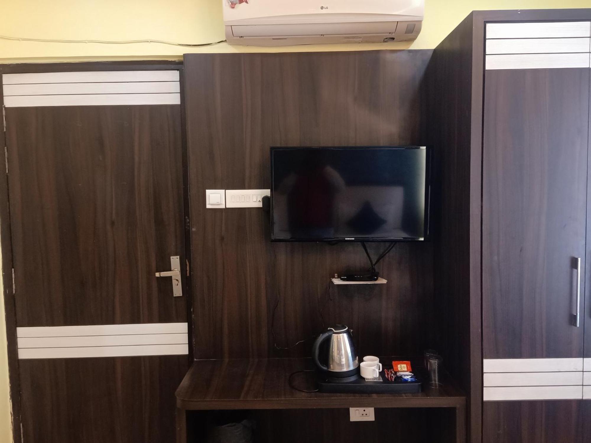 Hotel Janki International 3 Km From Kashi Vishwanath Temple Free Pickup From Railway Station Варанасі Екстер'єр фото